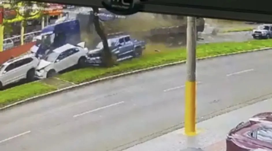 (VIDEO) Caminhão desgovernado atinge carros, tomba e deixa 10 feridos