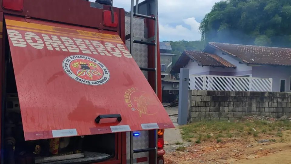 Incêndio atinge sótão e provoca grande quantidade de fumaça
