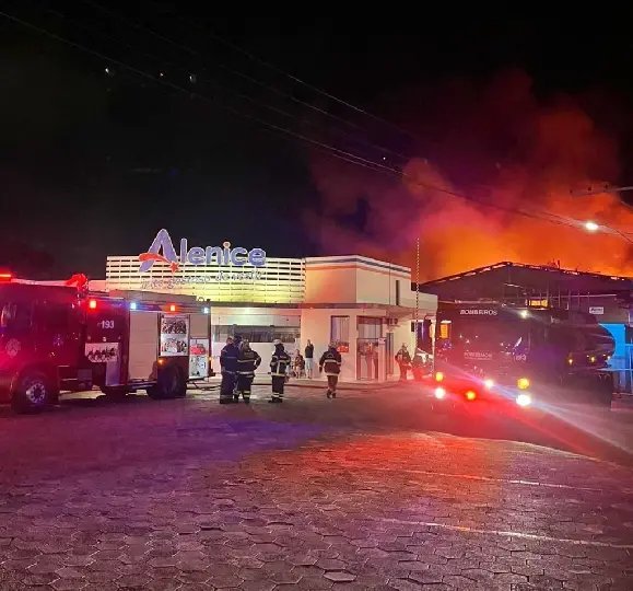 Incêndio de grandes proporções atinge empresa