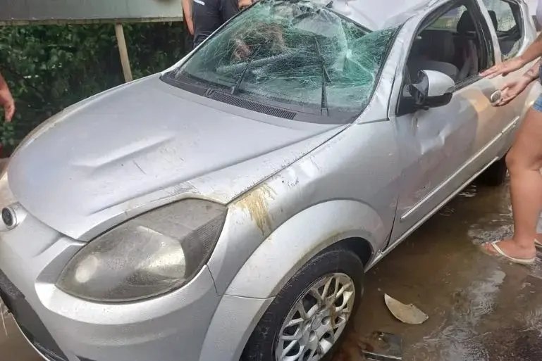 Mulher fica ferida após capotamento em Guabiruba