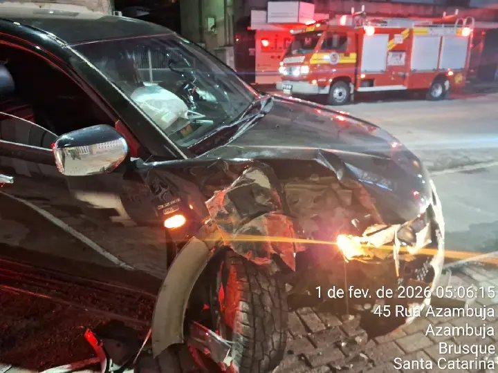 Carro bate em poste e deixa dois feridos no bairro Azambuja