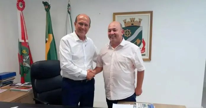 Ex-prefeito Ari Vequi presta homenagem ao pastor Gilmar Doerner