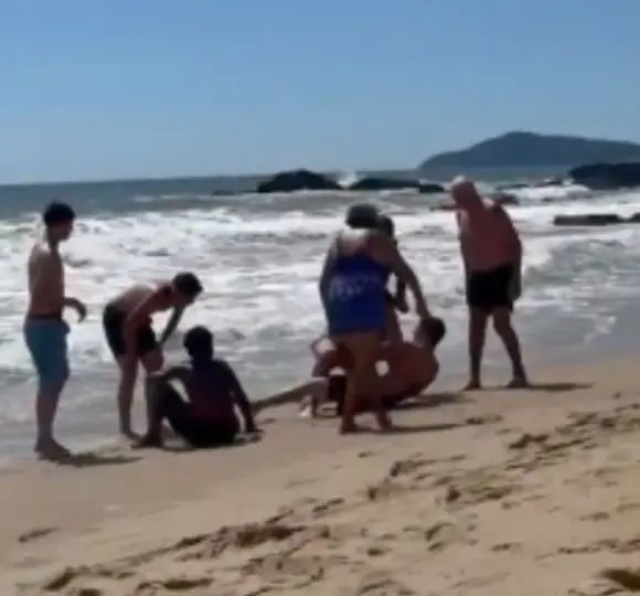 De folga, policial entra no mar e resgata adolescentes