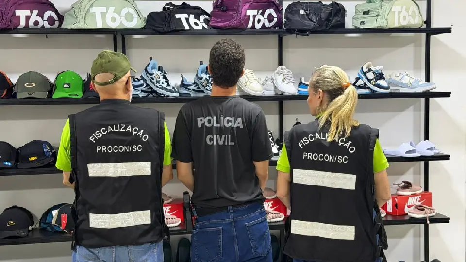 (VÍDEO) Polícia Civil tira R$ 2,3 milhões em produtos pirateados do mercado catarinense