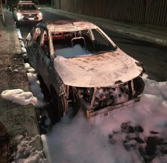 Revoltada com separação, mulher coloca fogo no carro do ex