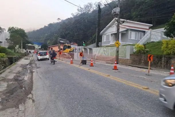 Trânsito é liberado parcialmente na Primeiro de Maio