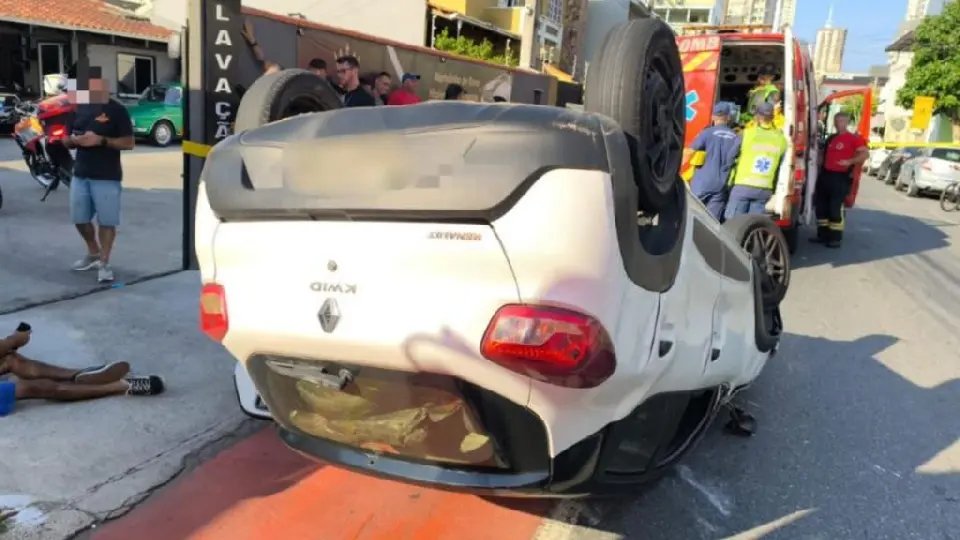Carro capota após atingir veículos estacionados e deixa vítimas