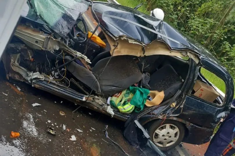 Motorista é ejetado de veículo e morre após grave acidente com caminhões
