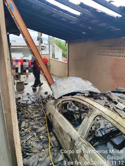 Incêndio em veículo se propaga para residência em Gaspar