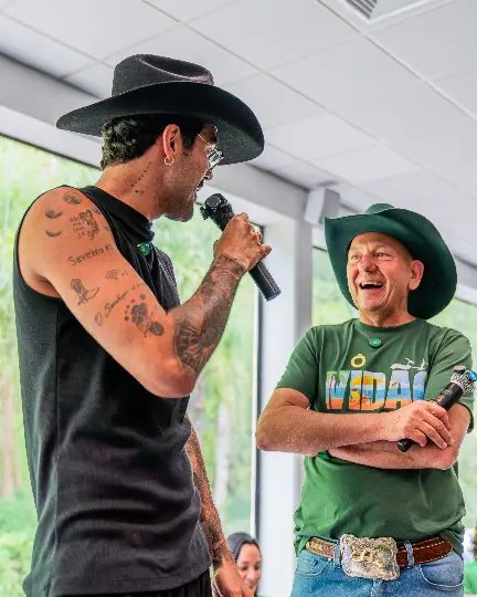 Luciano Hang recebe a visita de Luan Pereira na Havan