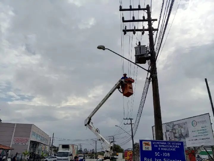 Cerca de 150 novas luminárias de LED são instaladas na Rodovia Ivo Silveira