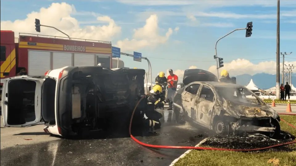 Acidente com carro de transplante termina em incêndio