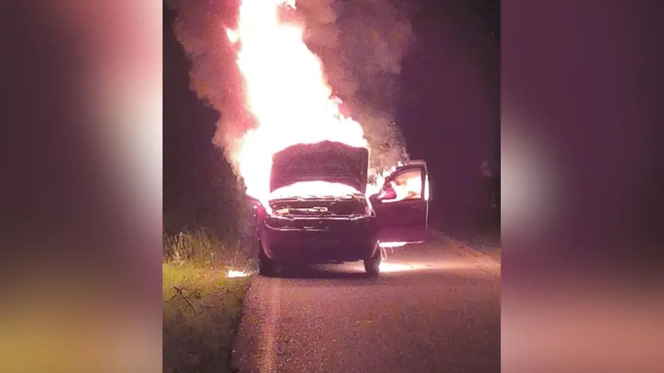 Incêndio destrói veículo durante a noite