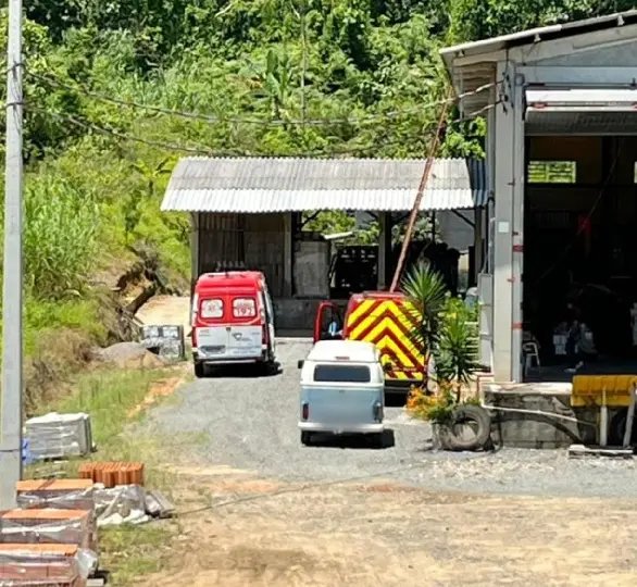 Homem cai de altura de cerca de 10 metros e fica em estado gravíssimo