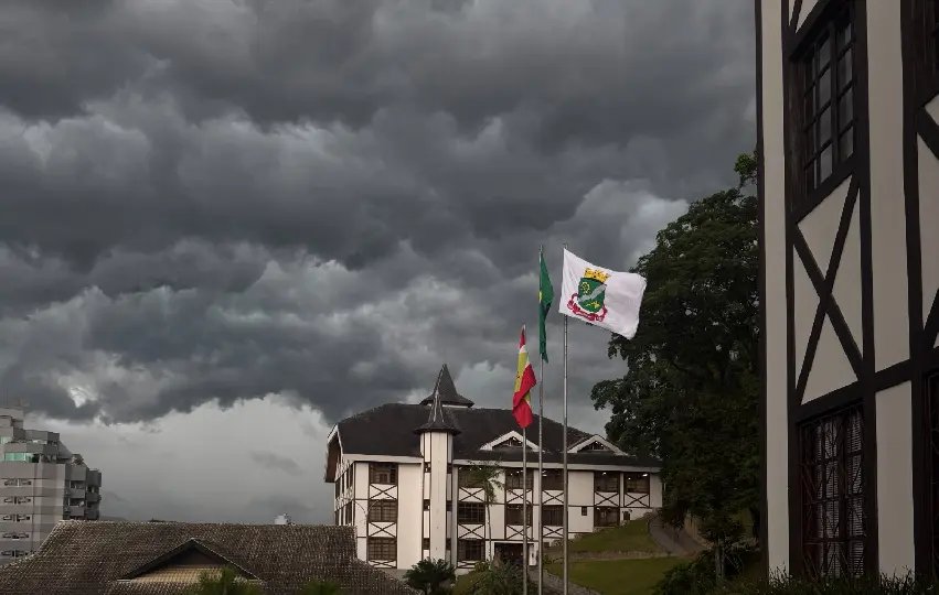 Defesa Civil traz alerta de temporais e chuva intensa para Brusque