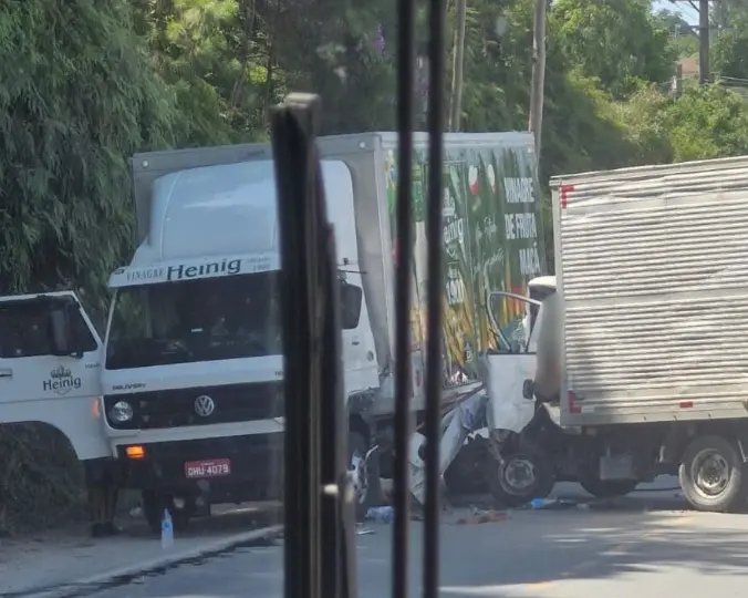 URGENTE - (VÍDEO) Acidente grave entre caminhões na Ivo Silveira mobiliza bombeiros