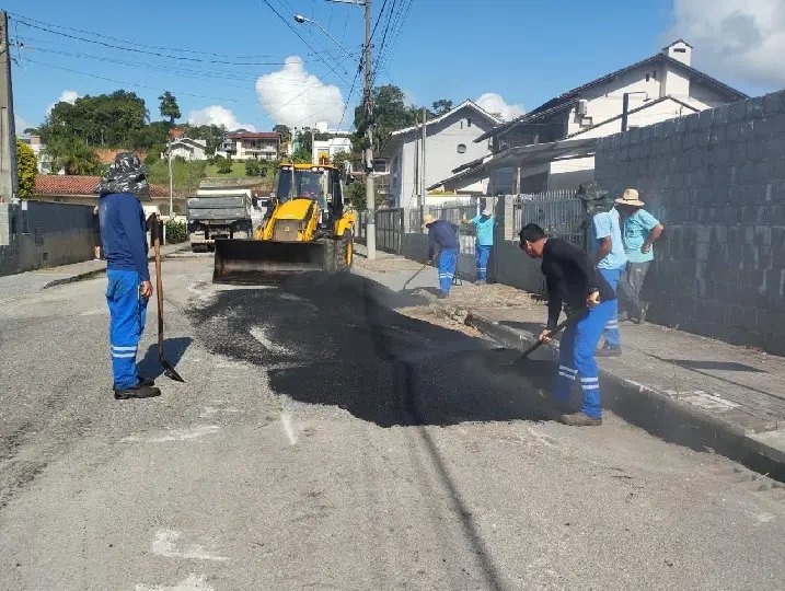 Mais de 430 toneladas de asfalto garantem recuperação de 53 ruas 