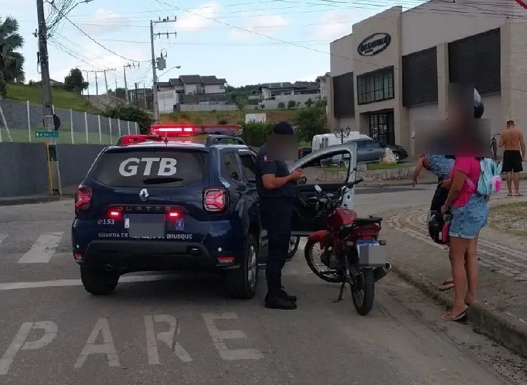 GTB aborda motociclista e alerta para riscos do transporte irregular de crianças