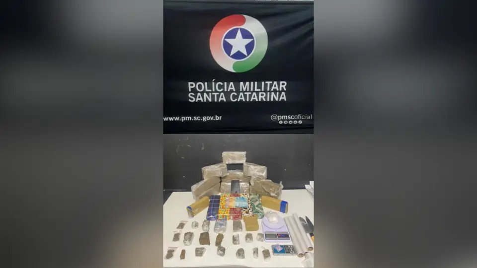 Com drogas, mulher tenta despistar PM, mas acaba presa