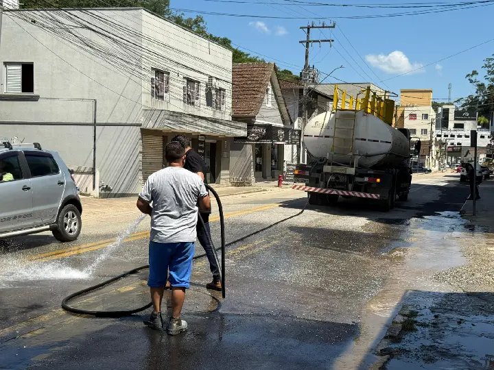 (VÍDEO) Avenida Primeiro de Maio recebe limpeza e melhorias na sinalização