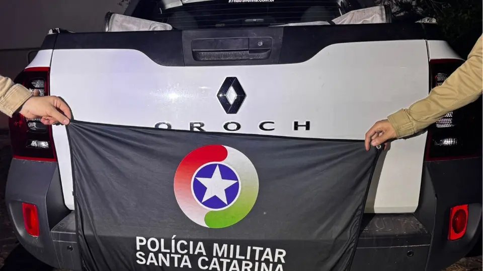Idosa tem picape roubada enquanto aguardava o marido no estacionamento
