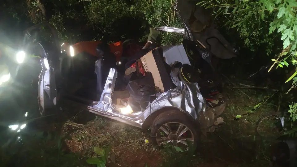 Carro despenca em ribanceira e deixa dois homens em estado grave