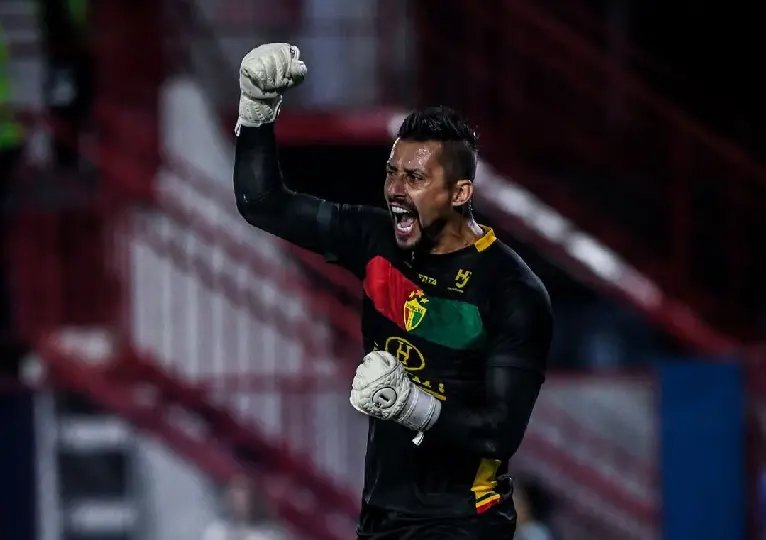 Em noite de 150 jogos, Nogueira brilha nos pênaltis e leva o Brusque à semifinal