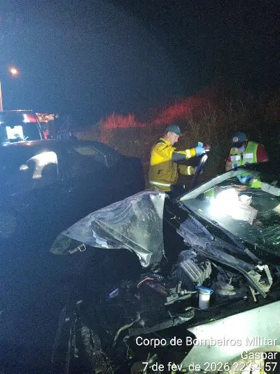 Colisão entre dois veículos deixa três pessoas envolvidas em Gaspar 