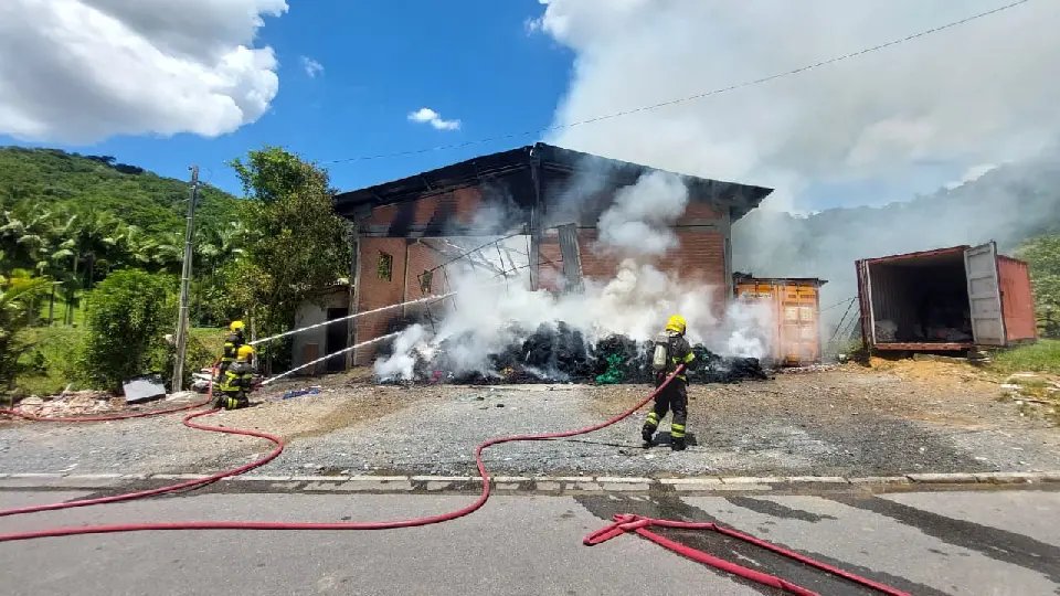 (VÍDEO) Incêndio em empresa têxtil mobiliza bombeiros por cerca de 11 horas