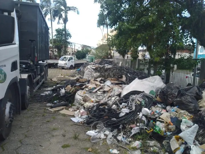 Após fiscalização, Oi inicia limpeza de prédio abandonado