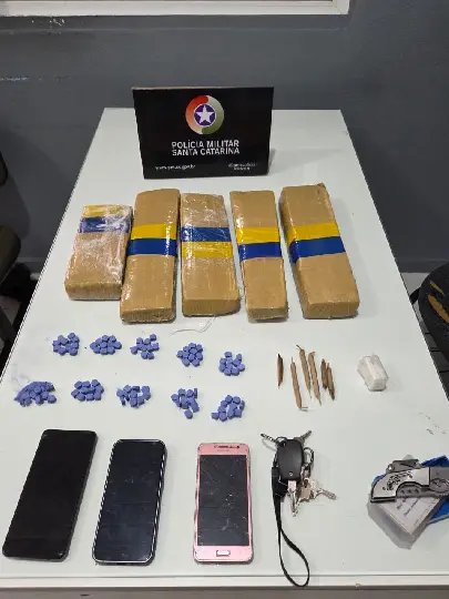 PM apreende ecstasy e maconha e leva dois à delegacia