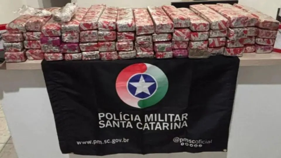 Carro é parado na madrugada e PM encontra quase 50 kg de maconha