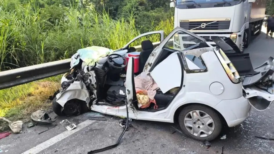 Professor morre após acidente com caminhão na BR-470