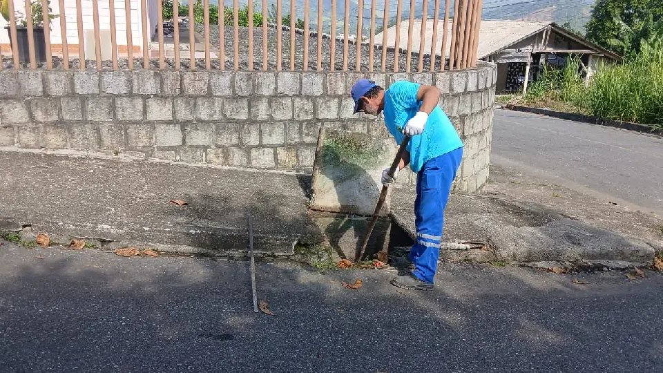 Planalto recebe serviço de limpeza de boca de lobo