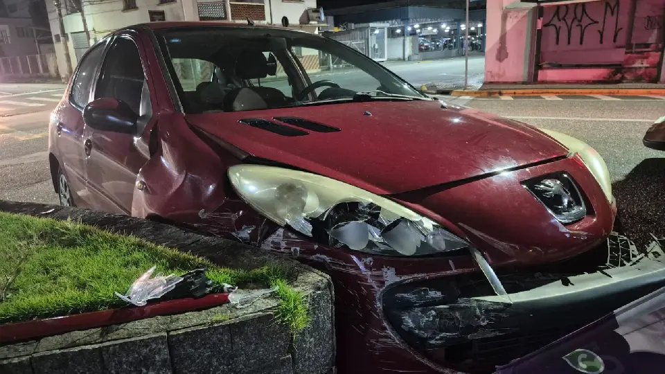 (VÍDEO) Colisão entre dois veículos é registrada em Brusque