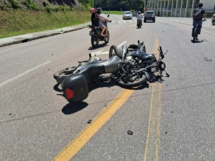 (VÍDEO) Colisão entre duas motos deixa dois feridos na 1º de Maio
