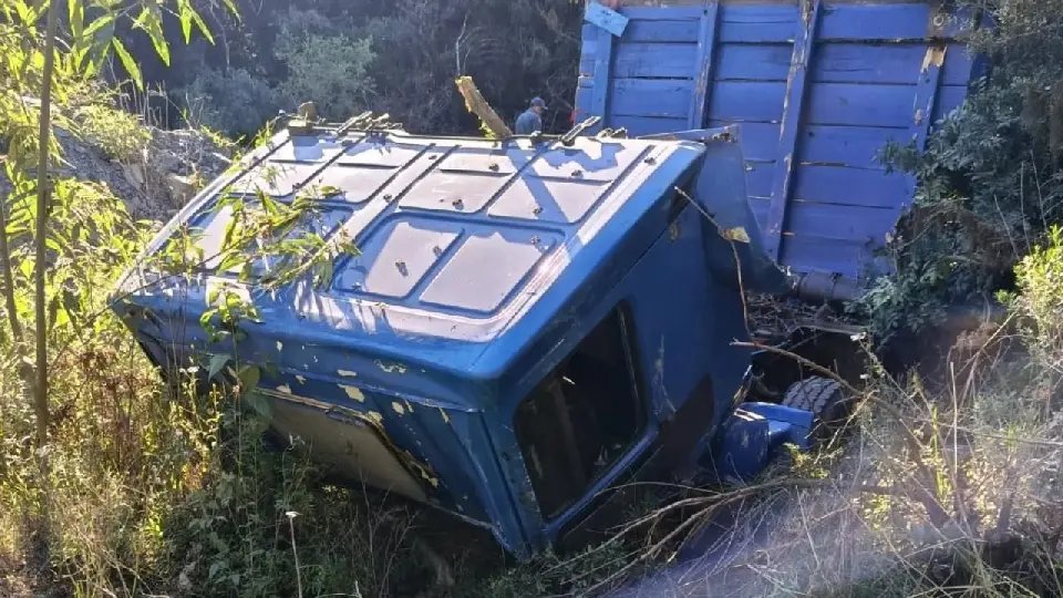 Motorista morre após cabine de caminhão se soltar