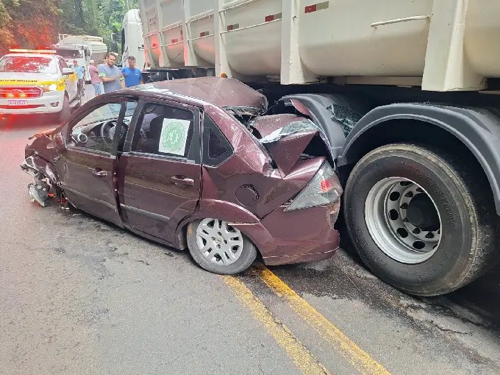 Carro bate em caminhões após ultrapassagem proibida