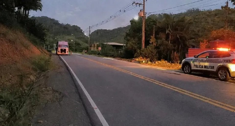 (URGENTE) Motociclista morre após colidir contra caminhão estacionado em Botuverá
