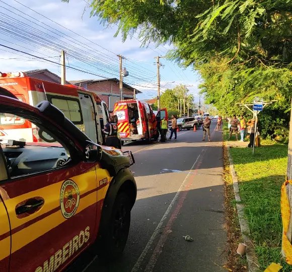 Ciclista e neta ficam feridos após colisão com caminhão