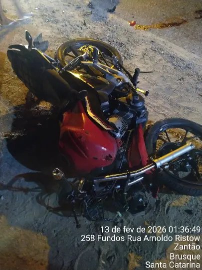 Jovens sofrem múltiplas fraturas em colisão grave no Santa Luzia