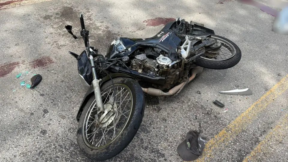 (VÍDEO) Colisão frontal na Alberto Müller deixa motoboy morto e jovem ferida
