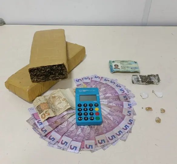 Jovem é preso com maconha, cocaína e crack perto de escola