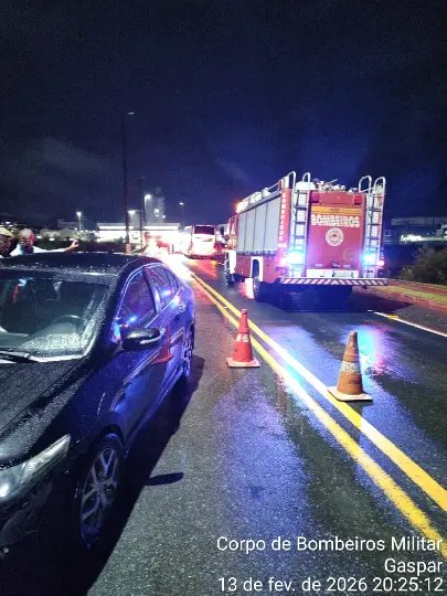 Acidente entre carro e moto deixa dois feridos em Gaspar