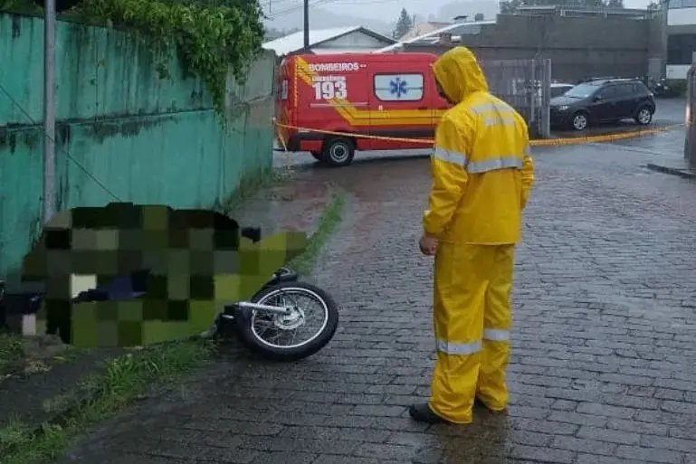 Motociclista morre ao atingir fio de alta tensão caído sobre a pista