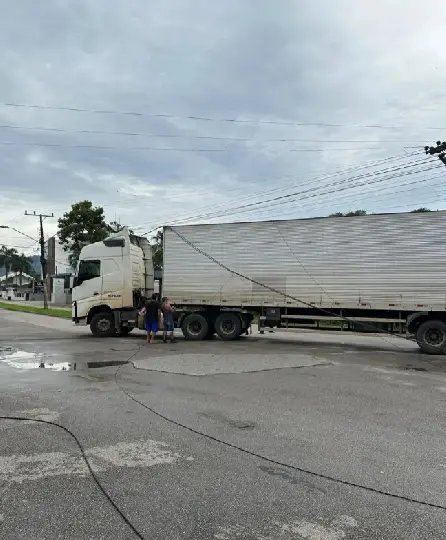 Fiação fica espalhada na pista após caminhão atingir cabos no Jardim Maluche