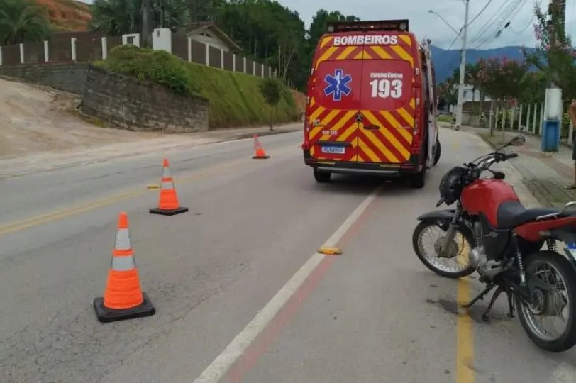 Acidente envolvendo carro e motocicleta é registrado em Guabiruba
