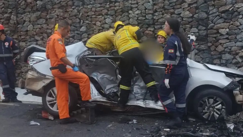 Colisão frontal deixa uma mulher morta e cinco feridos