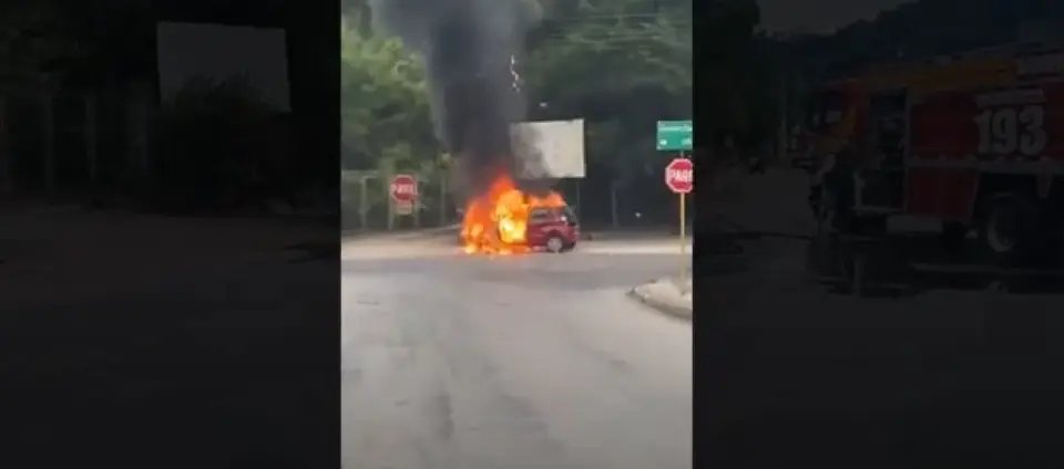 (VÍDEO) Fiat Mobi é destruído por incêndio na Rua São Pedro