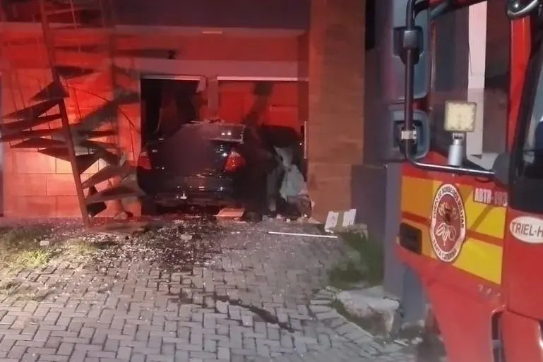 Carro invade residência e causa vazamento de gás após colisão 